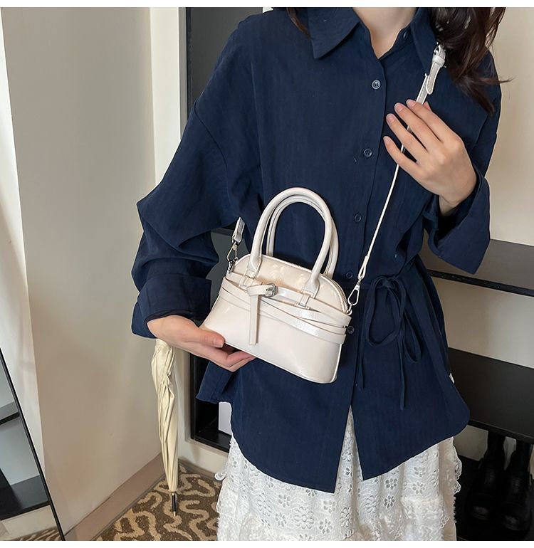 Borsa a tracolla da donna in pelle a forma di conchiglia_voghion.com
