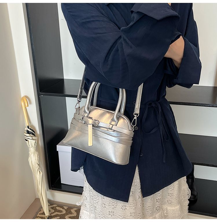 Borsa a tracolla da donna in pelle a forma di conchiglia_voghion.com