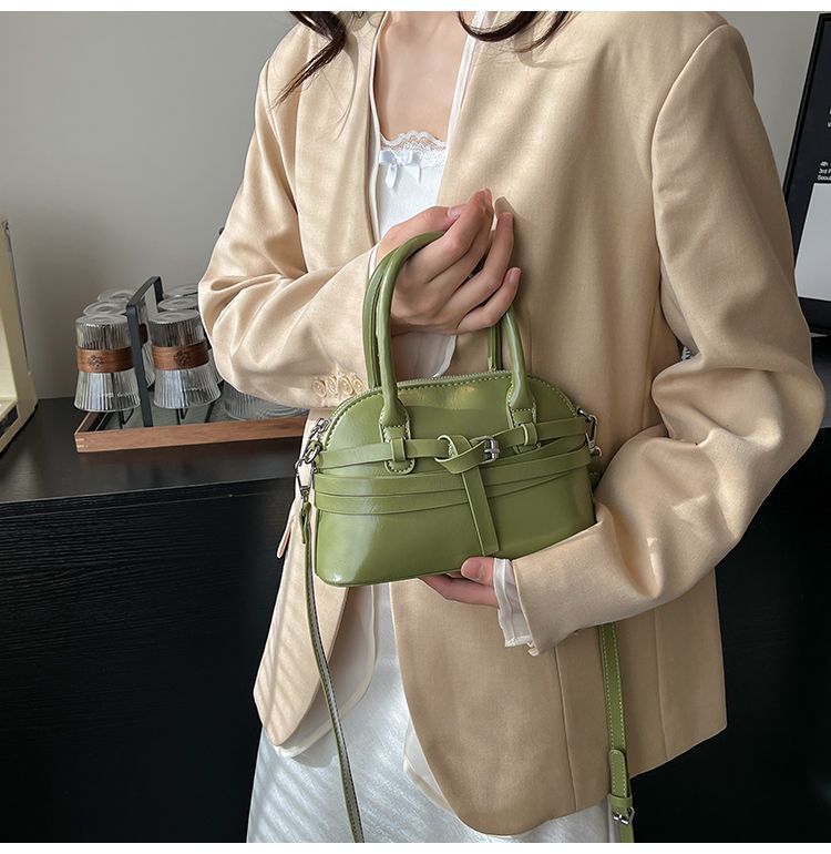 Borsa a tracolla da donna in pelle a forma di conchiglia_voghion.com