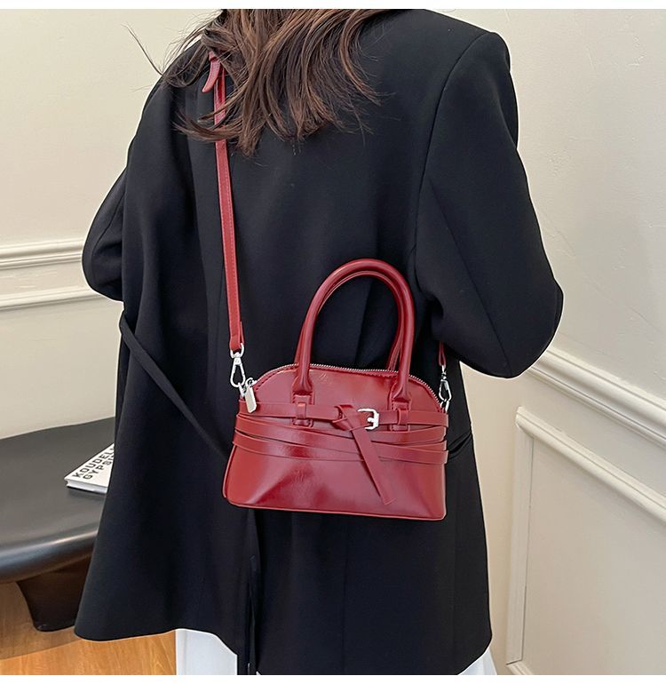 Borsa a tracolla da donna in pelle a forma di conchiglia_voghion.com