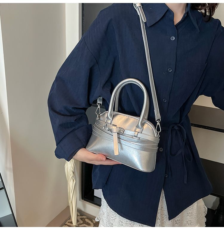 Borsa a tracolla da donna in pelle a forma di conchiglia_voghion.com