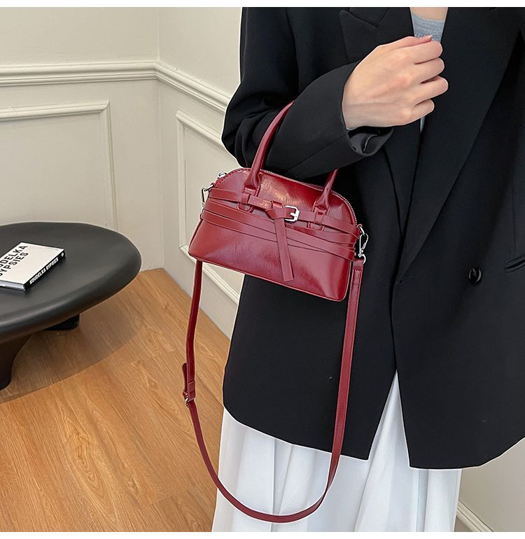 Borsa a tracolla da donna in pelle a forma di conchiglia_voghion.com