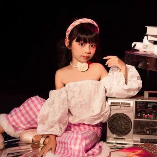 Retro-Outfit im Hongkong-Stil für Kinder: Trägerloses Tube-Top und Schlaghose für Mädchen zum Tanzen im Stil der 80er und 90er Jahre._voghion.com