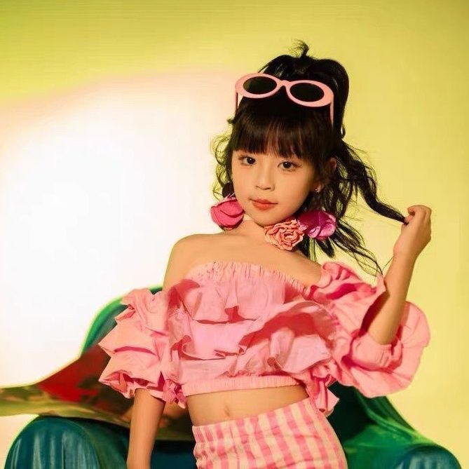 Retro-Outfit im Hongkong-Stil für Kinder: Trägerloses Tube-Top und Schlaghose für Mädchen zum Tanzen im Stil der 80er und 90er Jahre._voghion.com