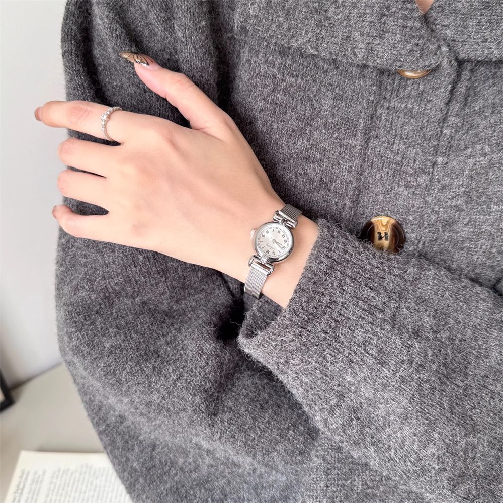 Montre vintage Niche Light Luxury à bracelet fin pour étudiante, simple et élégante avec cadran rond et chiffres romains, exquise et_voghion.com