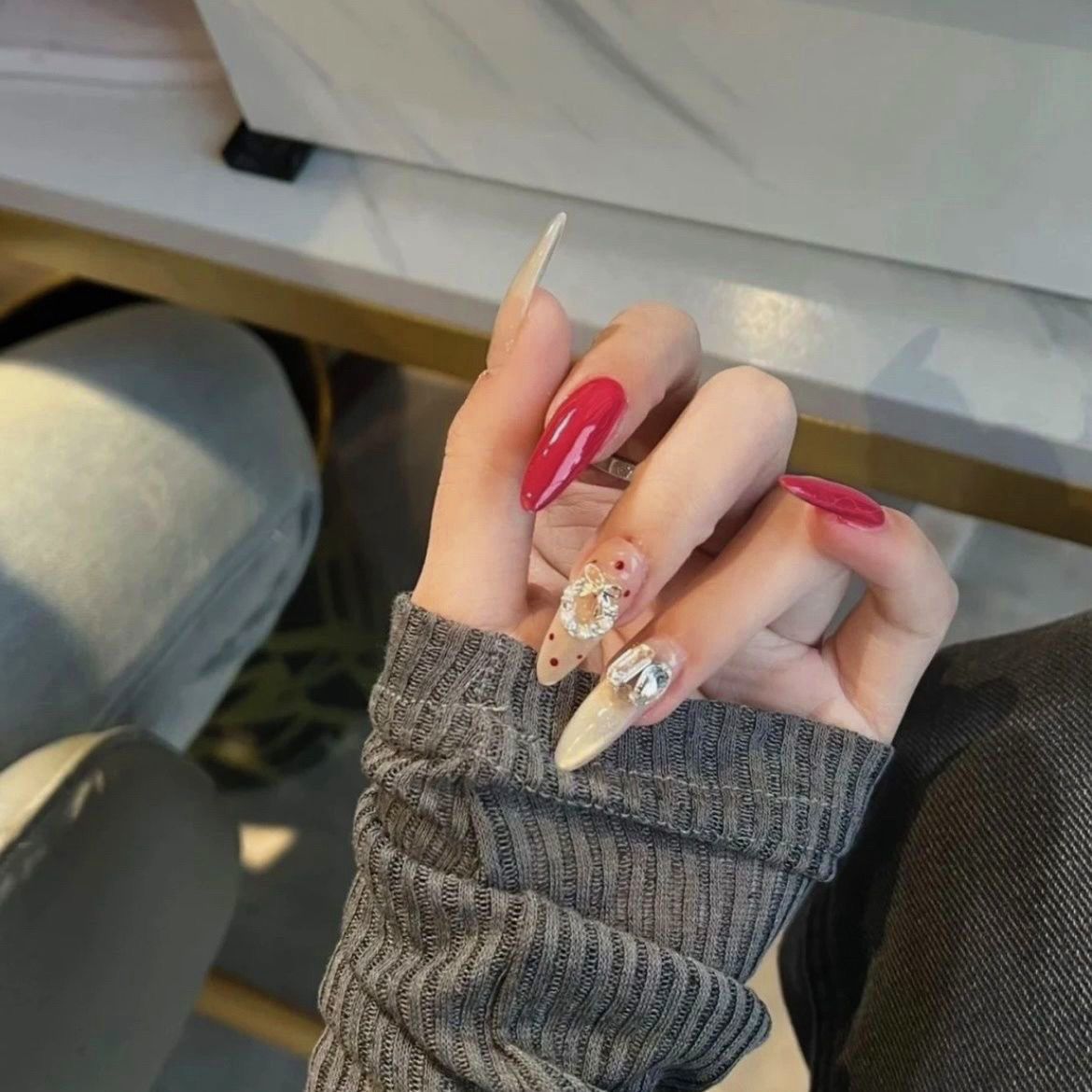 Ongles faits main automne-hiver, à pois, paillettes, diamant, couleur unie, haut de gamme, éclaircissants, niche, fille tendance_voghion.com