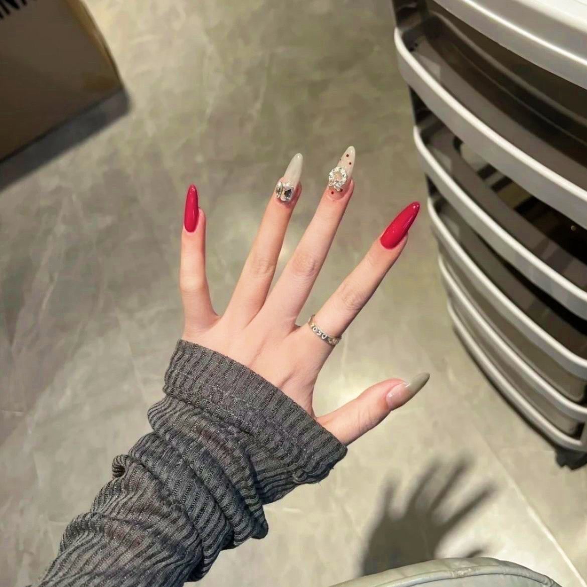 Ongles faits main automne-hiver, à pois, paillettes, diamant, couleur unie, haut de gamme, éclaircissants, niche, fille tendance_voghion.com