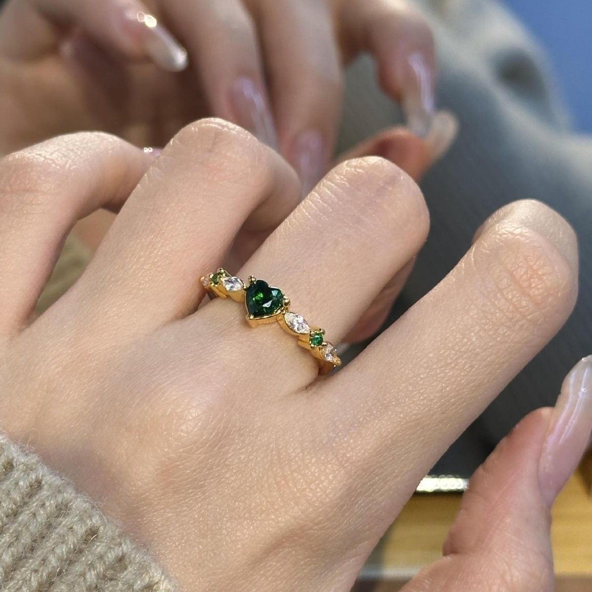 Hjerteformet s925 sølvring med grøn sten elegant smykke_voghion.com