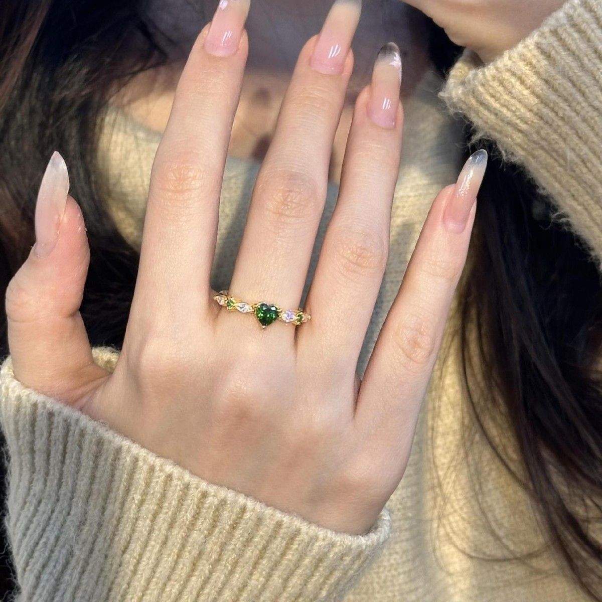 Hjerteformet s925 sølvring med grøn sten elegant smykke_voghion.com