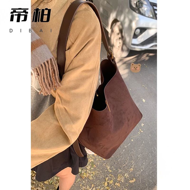 帝柏秋冬大容量包包女2026新款时尚韩国水桶包简约单肩腋下包 图片 3