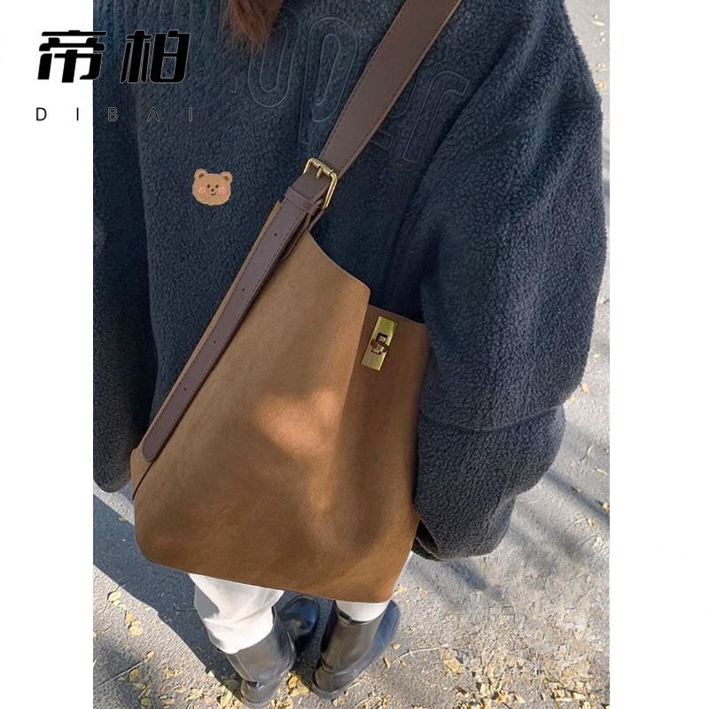 帝柏秋冬大容量包包女2026新款时尚韩国水桶包简约单肩腋下包 图片 4