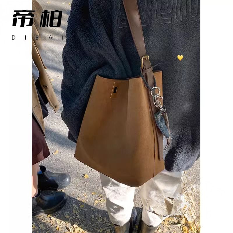 帝柏秋冬大容量包包女2026新款时尚韩国水桶包简约单肩腋下包 图片 1