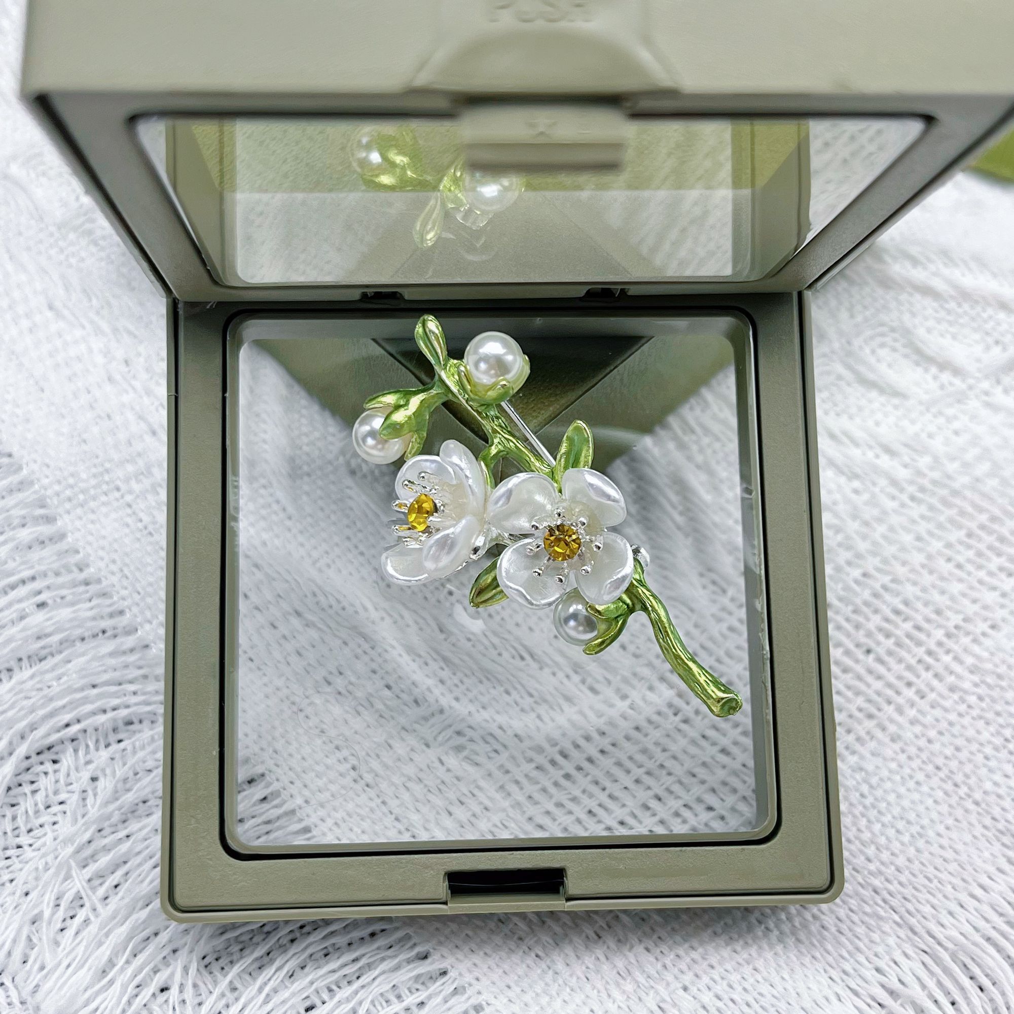 Elegant jasmin blomma brosch i grön konstnärlig design_voghion.com