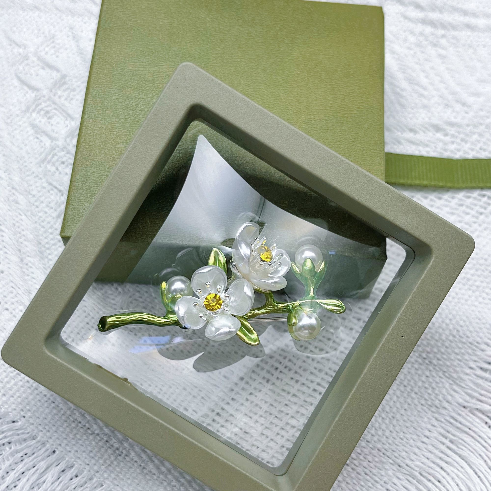 Elegant jasmin blomma brosch i grön konstnärlig design_voghion.com