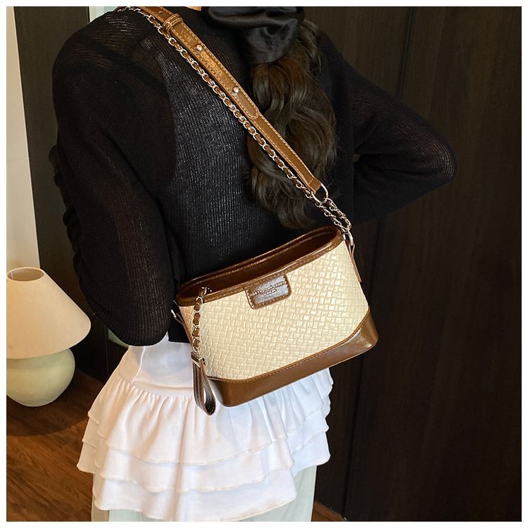 Quilted Chain 2025 For Women New Fashionable Versatile High-end Bucket Commuter Shoulder Crossbody Bag Light Luxury_voghion.com