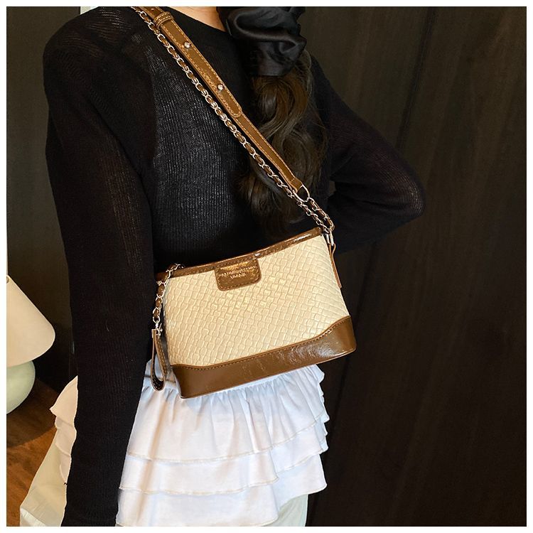Quilted Chain 2025 For Women New Fashionable Versatile High-end Bucket Commuter Shoulder Crossbody Bag Light Luxury_voghion.com