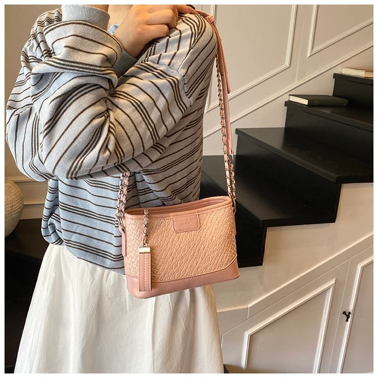 Quilted Chain 2025 For Women New Fashionable Versatile High-end Bucket Commuter Shoulder Crossbody Bag Light Luxury_voghion.com
