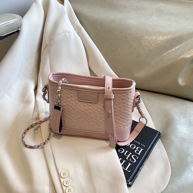 Quilted Chain 2025 For Women New Fashionable Versatile High-end Bucket Commuter Shoulder Crossbody Bag Light Luxury_voghion.com
