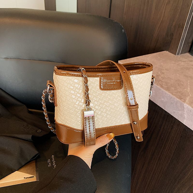 Quilted Chain 2025 For Women New Fashionable Versatile High-end Bucket Commuter Shoulder Crossbody Bag Light Luxury_voghion.com