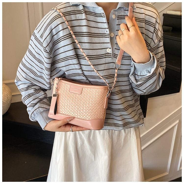 Quilted Chain 2025 For Women New Fashionable Versatile High-end Bucket Commuter Shoulder Crossbody Bag Light Luxury_voghion.com
