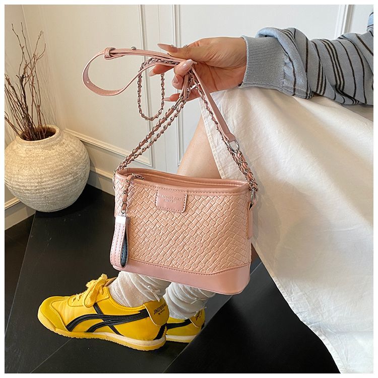 Quilted Chain 2025 For Women New Fashionable Versatile High-end Bucket Commuter Shoulder Crossbody Bag Light Luxury_voghion.com
