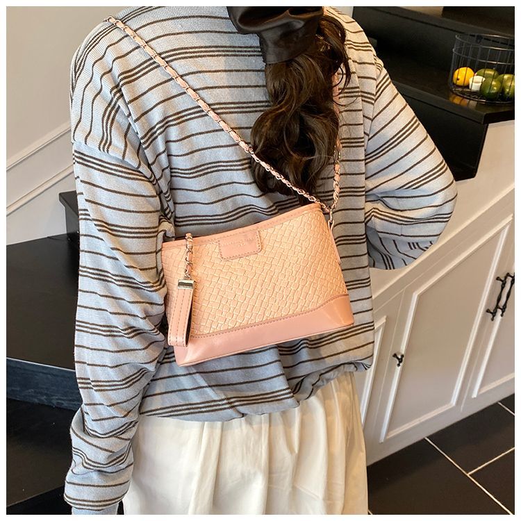 Quilted Chain 2025 For Women New Fashionable Versatile High-end Bucket Commuter Shoulder Crossbody Bag Light Luxury_voghion.com