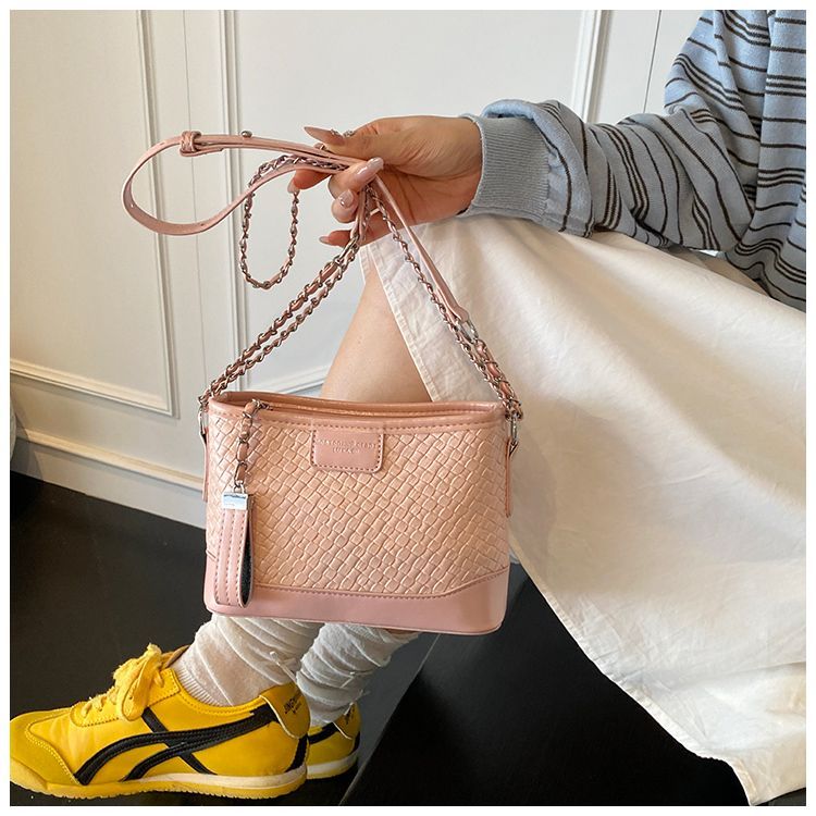 Quilted Chain 2025 For Women New Fashionable Versatile High-end Bucket Commuter Shoulder Crossbody Bag Light Luxury_voghion.com