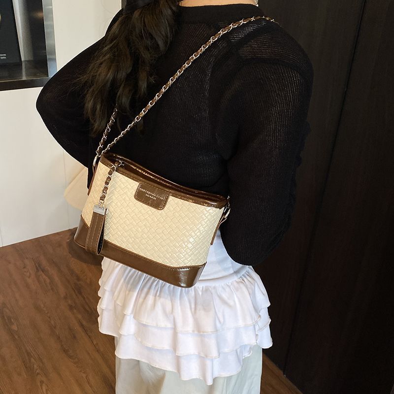 Quilted Chain 2025 For Women New Fashionable Versatile High-end Bucket Commuter Shoulder Crossbody Bag Light Luxury_voghion.com