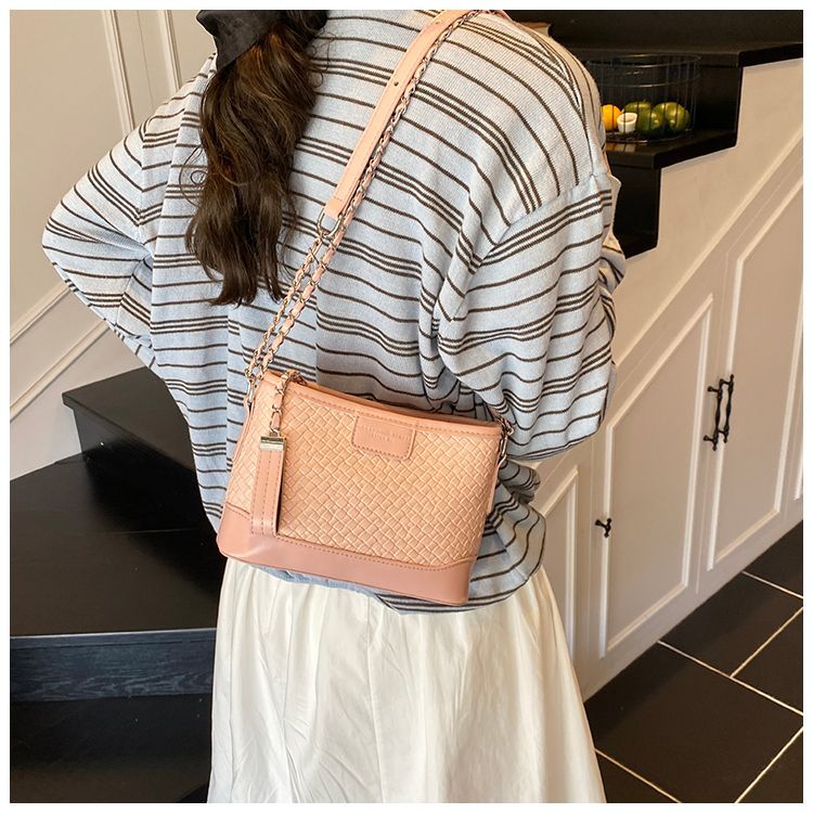 Quilted Chain 2025 For Women New Fashionable Versatile High-end Bucket Commuter Shoulder Crossbody Bag Light Luxury_voghion.com