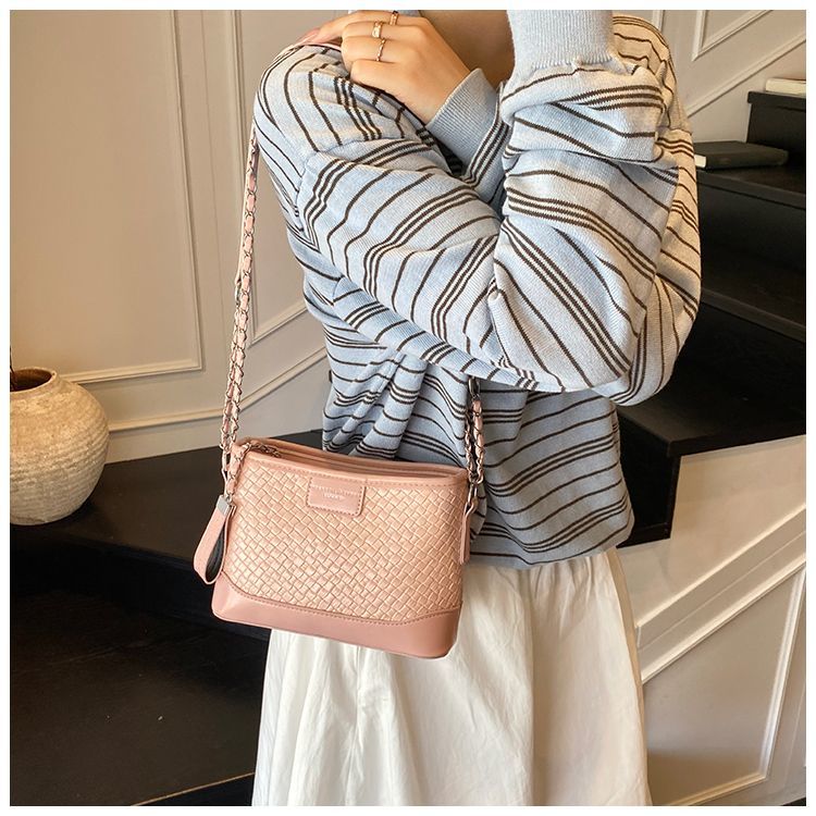 Quilted Chain 2025 For Women New Fashionable Versatile High-end Bucket Commuter Shoulder Crossbody Bag Light Luxury_voghion.com