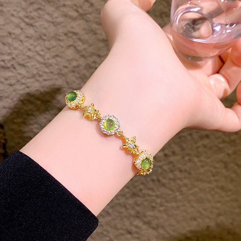 Cat-Eye Zircon Star Bracelet detail image 1