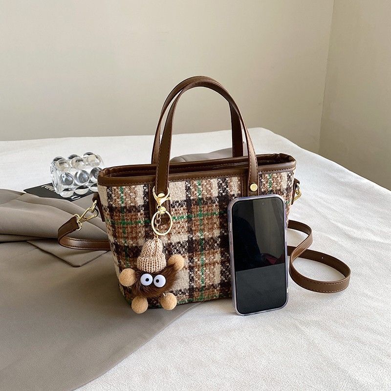 2025大容量格子腋下包新款潮小众百搭时尚单肩斜挎水桶包秋冬斜挎