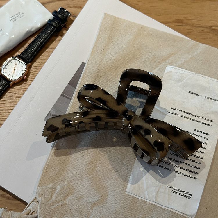 Elegantne leopardimustriga lipsuklamber, kvaliteetne juukseaksessuaar_voghion.com