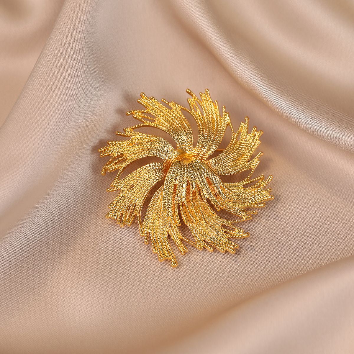 Exquisite Brooch, High-end Brooch Design, Gold Retro Temperament, High-end Suit Pin Accessories_voghion.com