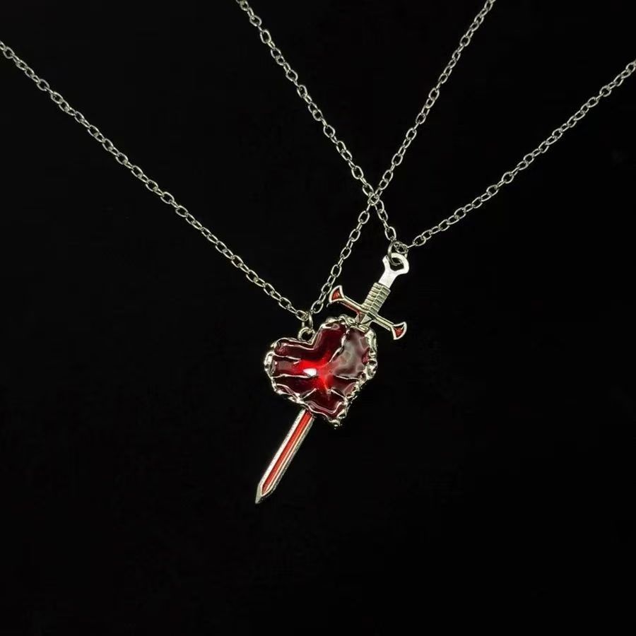 Vintage ketting met zwaard van liefde en donker bloeddesign voor mannen en vrouwen._voghion.com