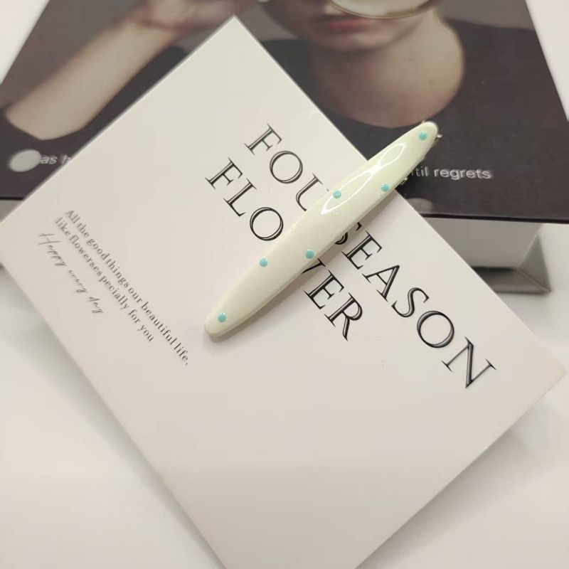 Gancho de cabelo bico de pato às bolinhas azul e branco estilo coreano_voghion.com
