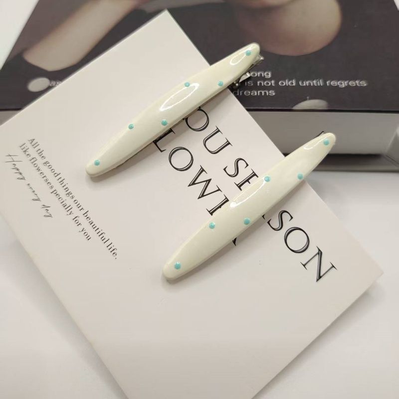 Gancho de cabelo bico de pato às bolinhas azul e branco estilo coreano_voghion.com