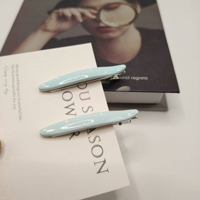 Gancho de cabelo bico de pato às bolinhas azul e branco estilo coreano_voghion.com
