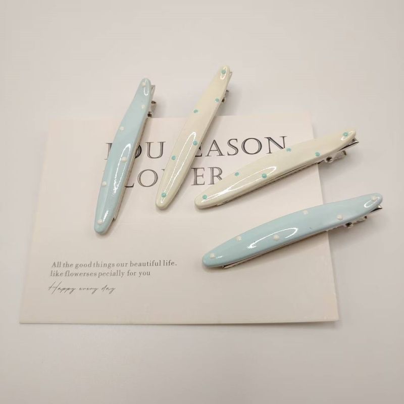 Gancho de cabelo bico de pato às bolinhas azul e branco estilo coreano_voghion.com