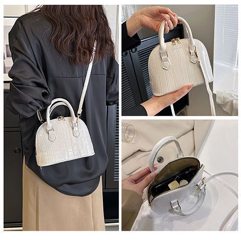 Damväska i krokodilmönster med elegant snäckskalsdesign_voghion.com