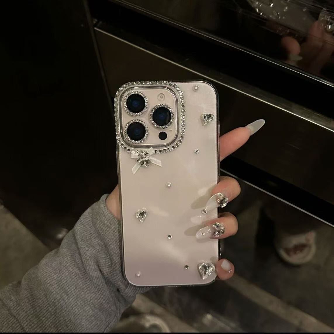 轻奢闪钻蝴蝶结歪心钻苹果18promax手机壳iPhone15防摔14女12小众