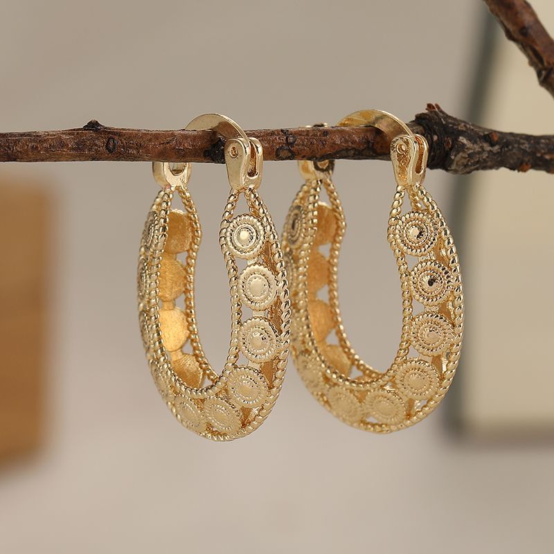 Vintage Gold Copper Clip Earrings With Ethnic Hollow Pattern_voghion.com