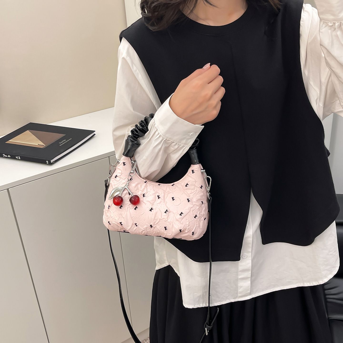 Pleated Bubble Bow Women's 2025 New Cute Niche Crossbody Dumpling Bag For Students_voghion.com