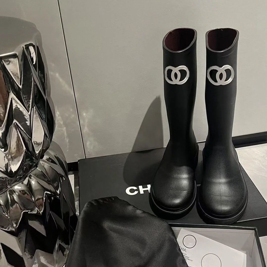 Winterstiefel mit Doppel-C-Logo, dick besohlt, Xiaoxiang Long 2026, neue hohe, modische Overknee-Regenstiefel mit rutschfester Oberfläche, schwarz.