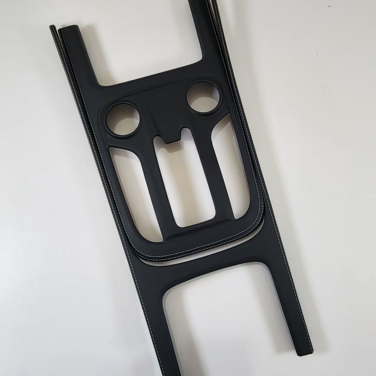 适用21一24款坦克300中控排挡面板保护专用原车皮革缝线内装饰。