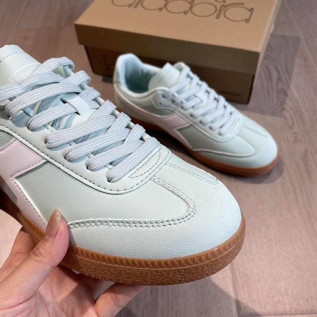 外贸品牌女款德训鞋,薄荷绿白配色~ (个别微瑕~微瑕~介意勿拍)