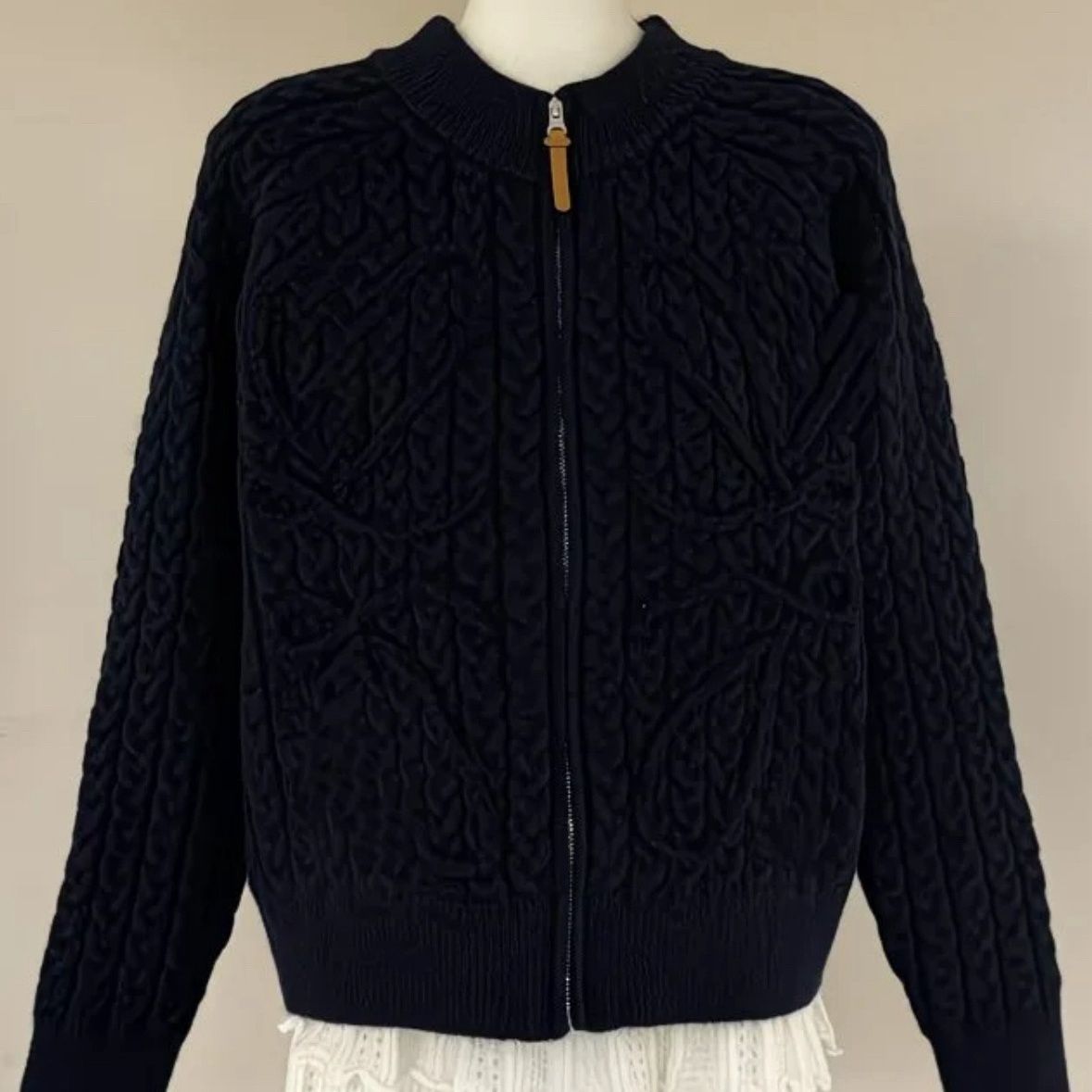 26 Autunno/Inverno Nuova giacca alla moda con collo alto, cuciture a torsione e cerniera resistente_voghion.com