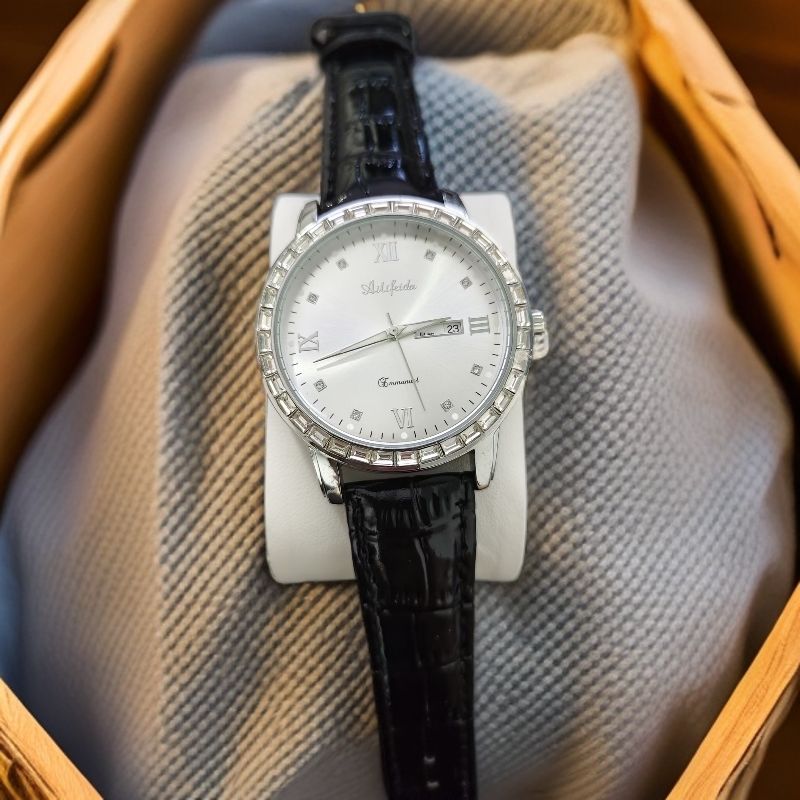 Men’s Quartz Watch With Leather Strap And Automatic Calendar_voghion.com