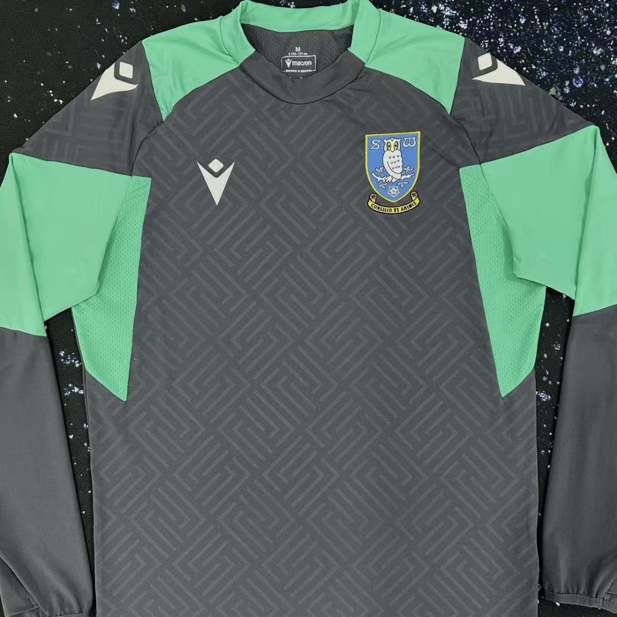 Macron 后背品牌logo款 深灰色 圆领长袖训练运动服 带拇指扣帅气