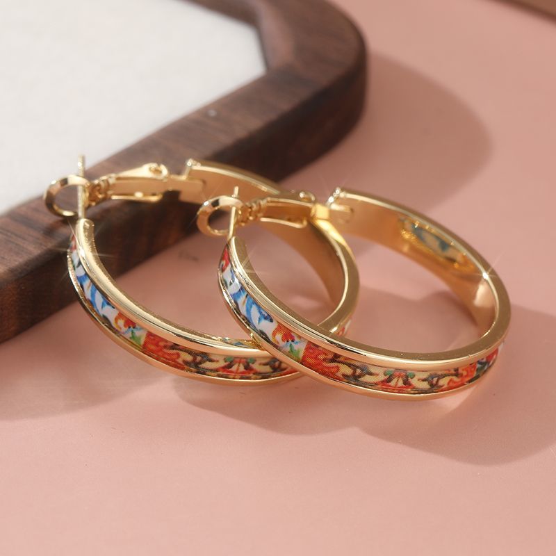 Orecchini a cerchio grandi in smalto vintage, design artistico di nicchia unico, accessorio versatile_voghion.com